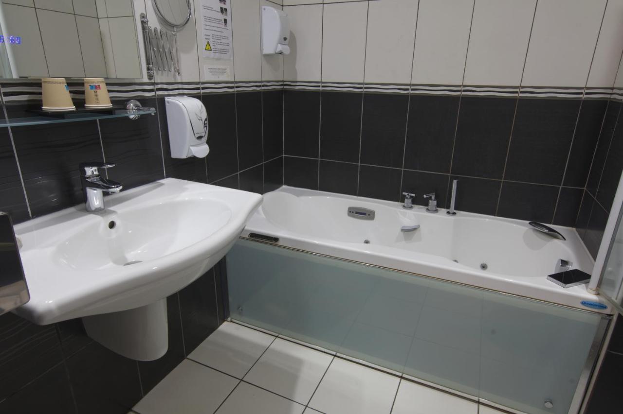 Logis Hotel Centrotel Et Spa Bulles D'Allier Montmarault Bagian luar foto
